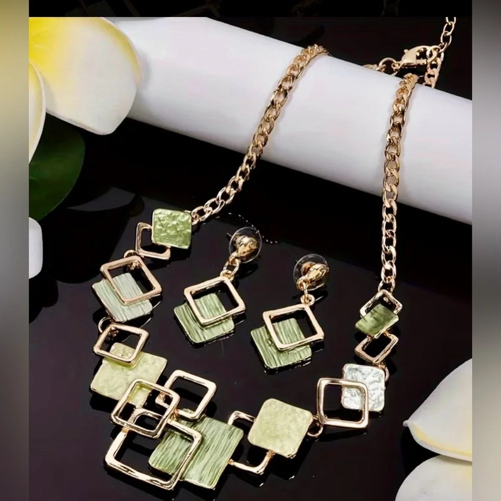 Chic Gold and Green Necklace Set - Picture 4 of 4